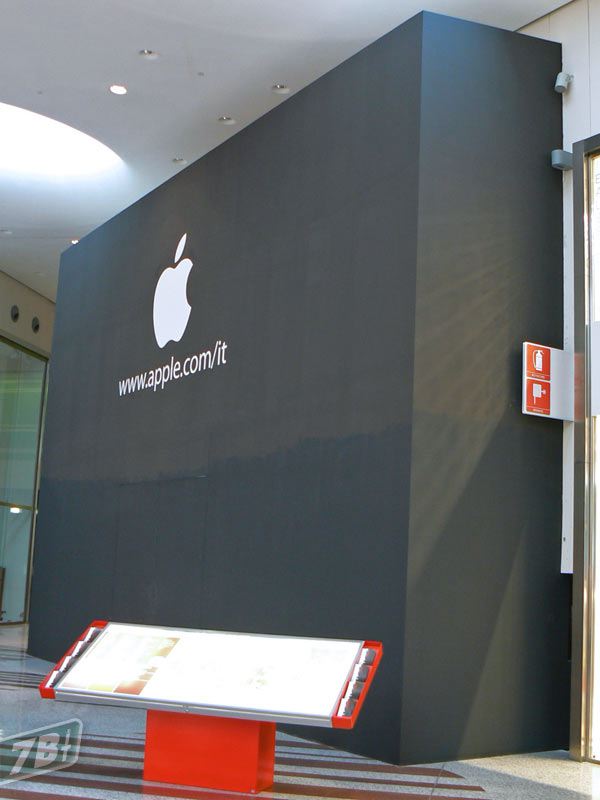 06890c_applestorecarugate.jpg