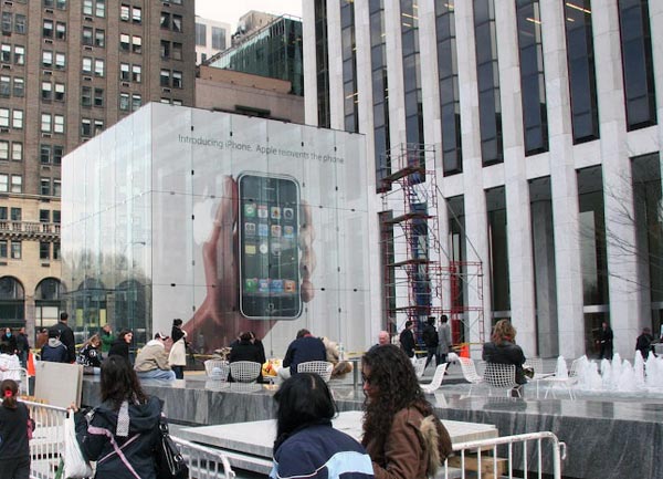 01709b_iphonecube5thavnyc