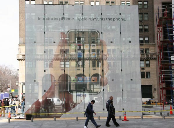 01709c_iphonecube5thavnyc