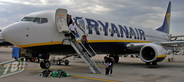 05777b_ryanairb737luton