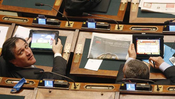 14-10902c_robertomeniaipadcamera