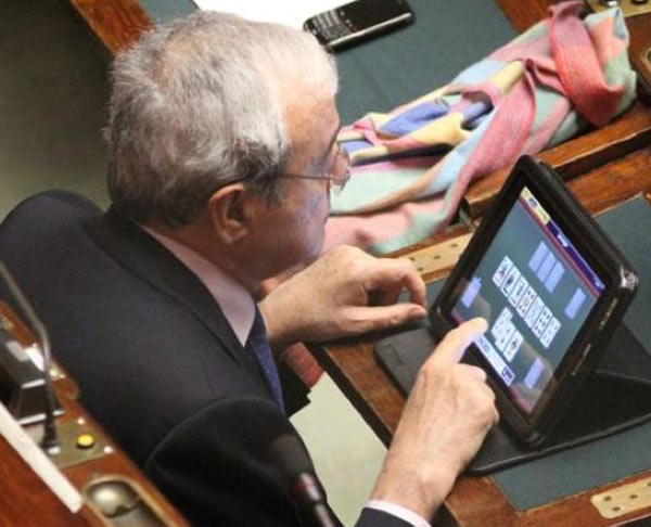 14-10902e_antoniomartinoipadsolitario