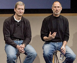 34-11657b_timcookstevejobstownhallapple